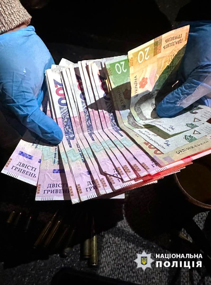 Переодягнулись у військових та відібрали 8 млн гривень: на Прикарпатті поліція затримала злочинців 1