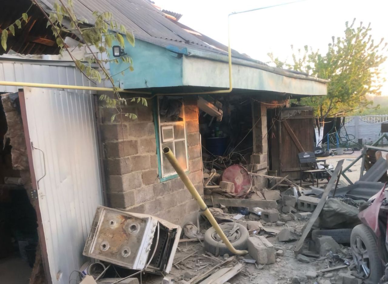 Росіяни звечора до ранку обстрілювали Дніпропетровщину: виникла пожежа, пошкоджено будинок 3