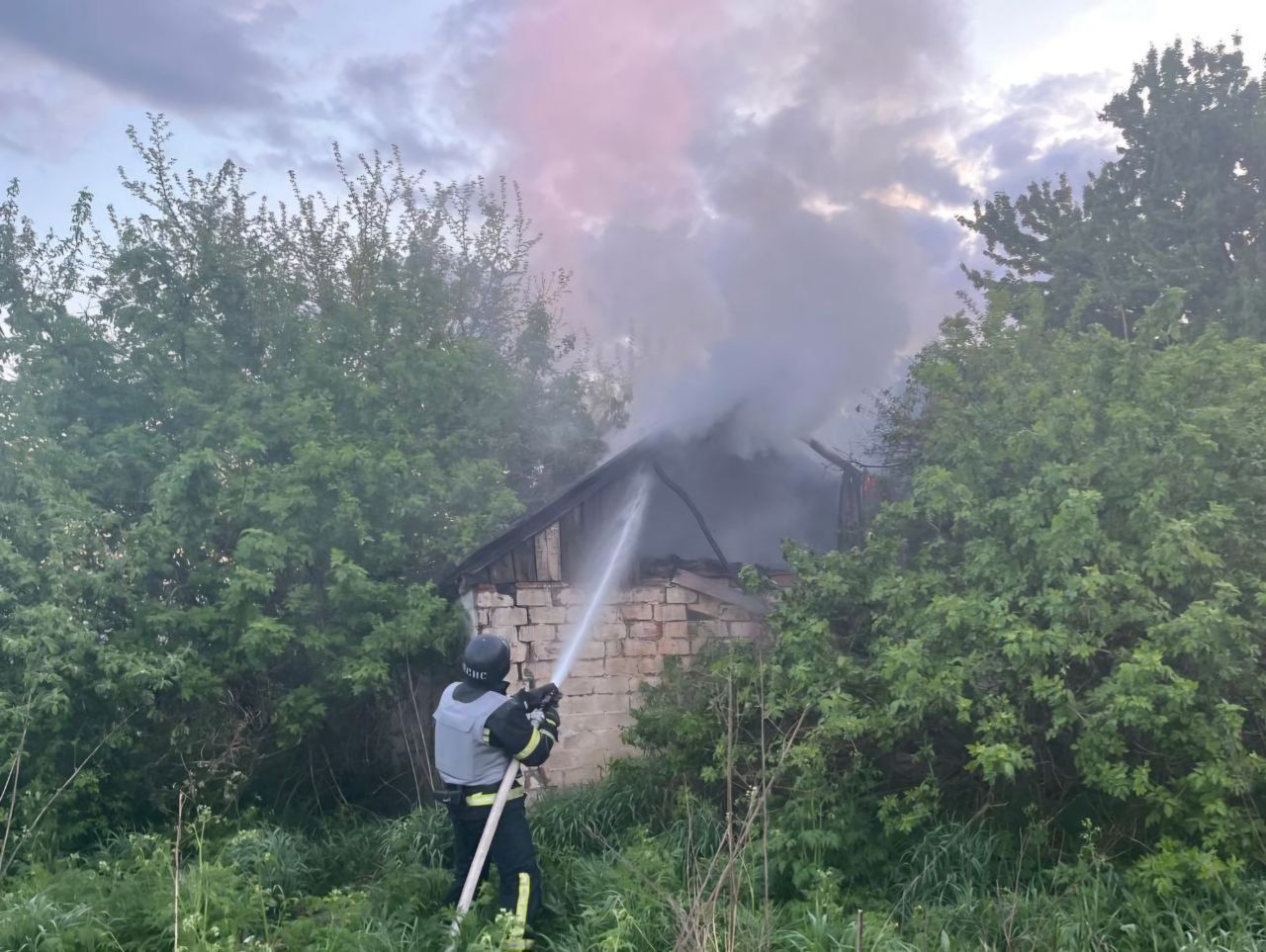 Росіяни звечора до ранку обстрілювали Дніпропетровщину: виникла пожежа, пошкоджено будинок 1