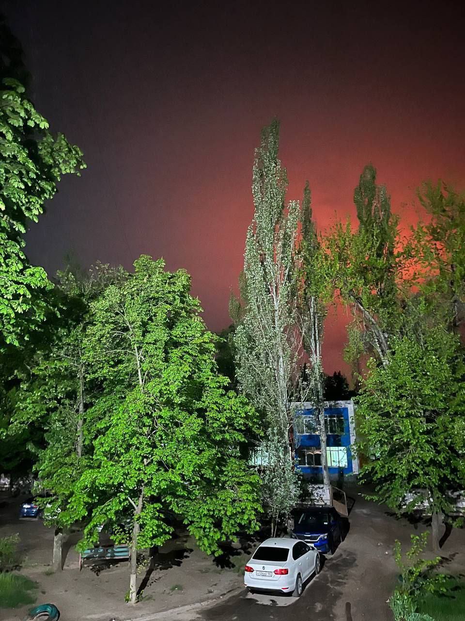 В окупованому Маріуполі масштабна пожежа, попередньо, стався "приліт" по казармах загарбників (фото) 1