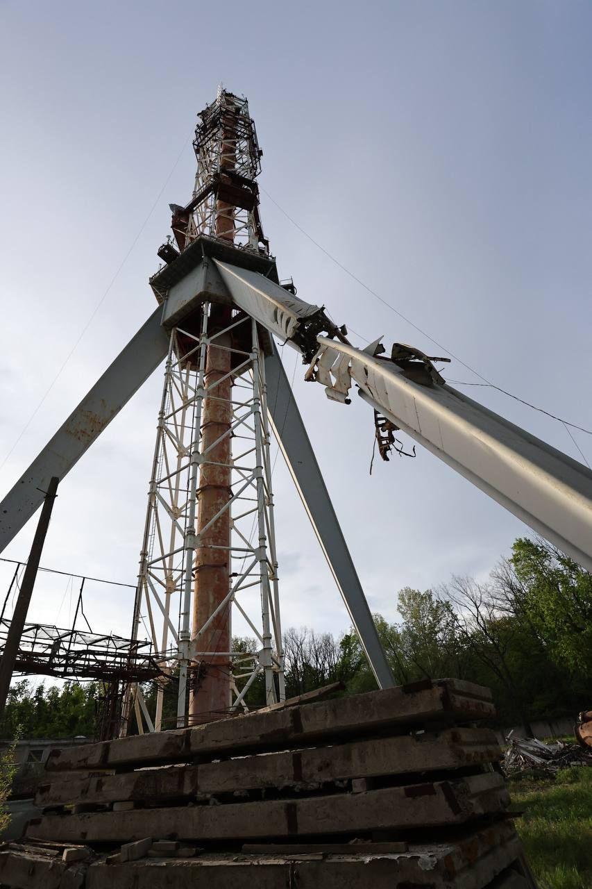 У мережі з'явилися фото наслідків удару РФ по телевежі у Харкові: ворог гатив ракетами Х-59 1