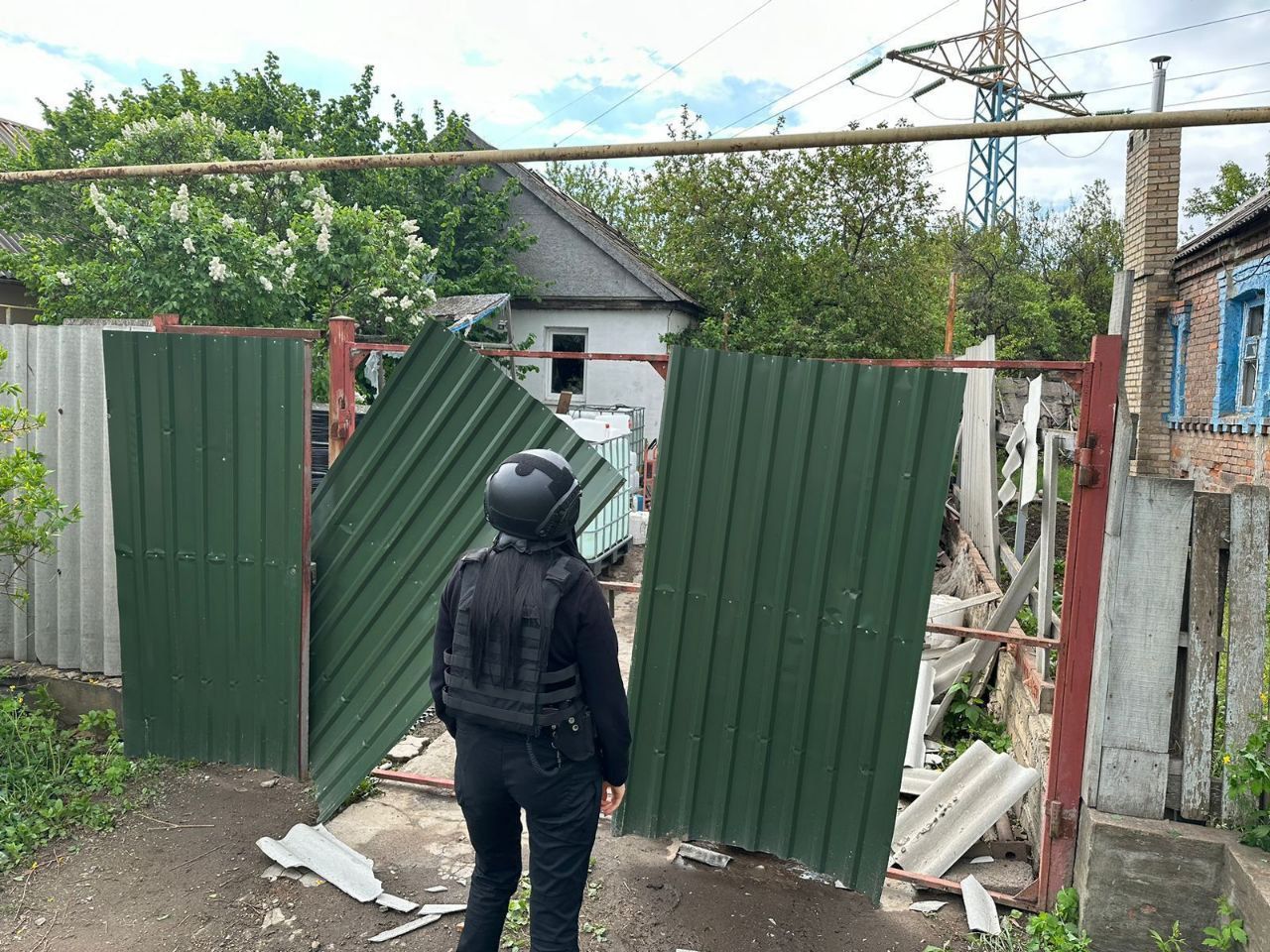 Оккупанты ударили управляемой авиабомбой по Константиновке: ранены 5 человек, есть разрушение 2