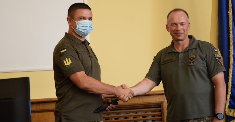 Сырский вручает нож Нестеренко Сырский вручает нож Нестеренко