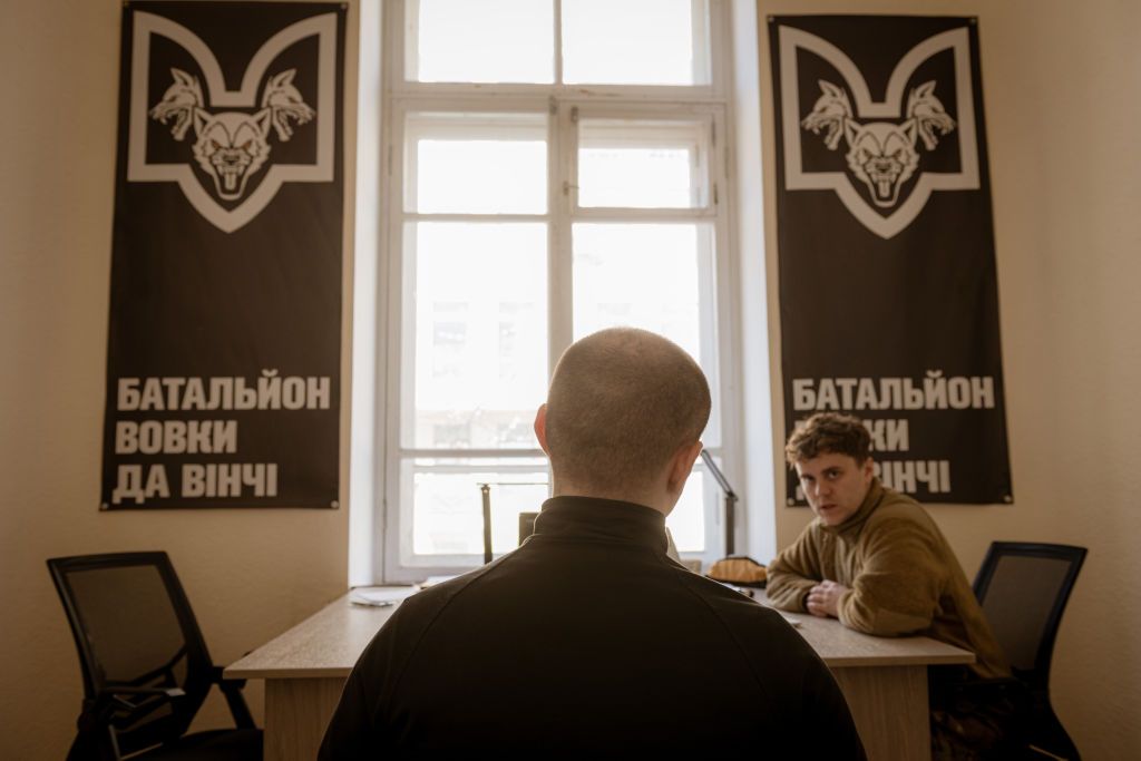 Рекрут в батальоне Волков Да Винчи: значительная часть украинцев не хотят мобилизовываться. Фото: Gettyimages Рекрут в батальоне Волков Да Винчи: значительная часть украинцев не хотят мобилизовываться. Фото: Gettyimages