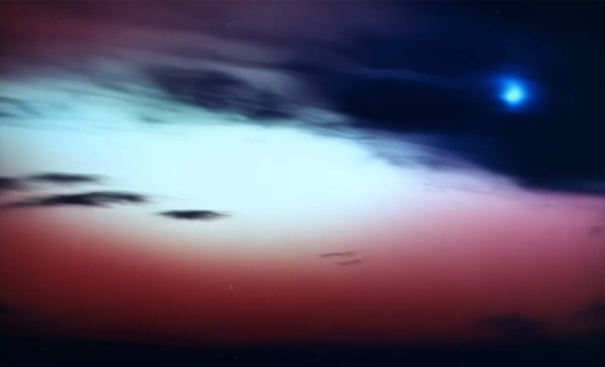 Во время испытаний Starfish Prime на небе над Гавайями загорелось маленькое солнце и полярное сияние. Фото из открытых источников Во время испытаний Starfish Prime на небе над Гавайями загорелось маленькое солнце и полярное сияние. Фото из открытых источников