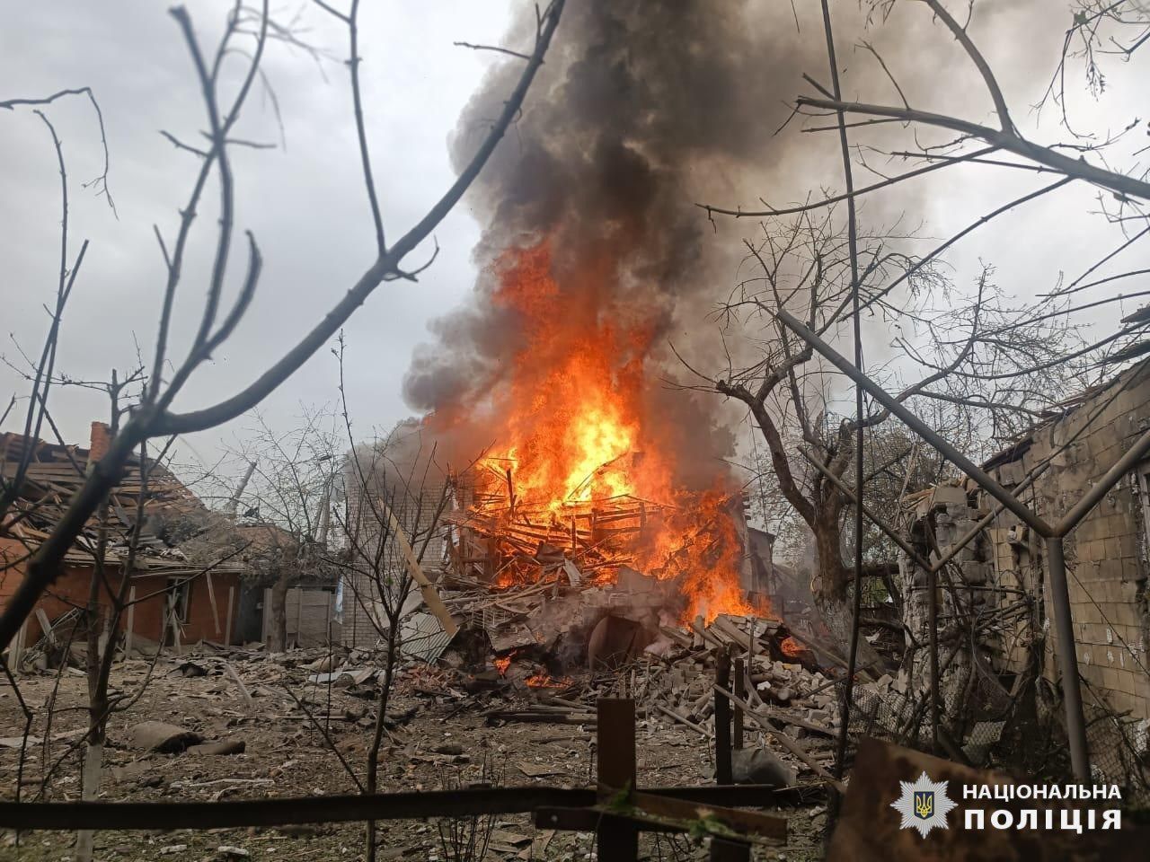 Росіяни вдарили КАБами по Харківщині: постраждали троє дітей, горить двоповерховий будинок 1