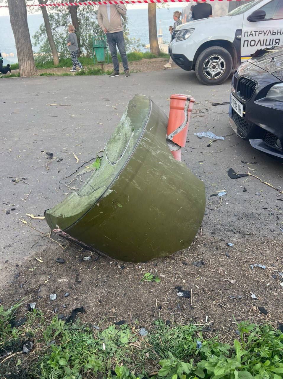 Уламки ворожої ракети просто посеред вулиці Уламки ворожої ракети просто посеред вулиці