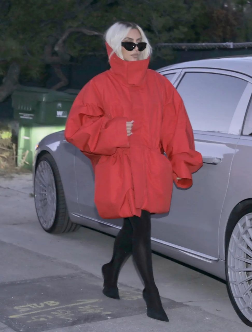 Кардашьян была замечена со светлыми волосами во время прогулки в Малибу в пятницу вечером Кардашьян была замечена со светлыми волосами во время прогулки в Малибу в пятницу вечером