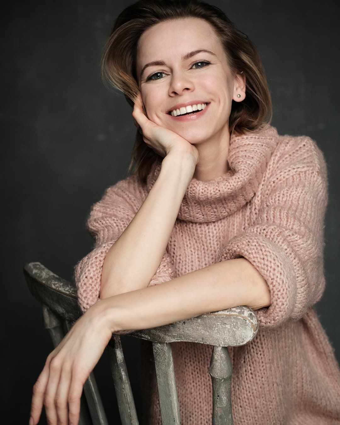 Актриса оставила родителей в Украине и отправилась к младшему брату в Канаду. Актриса оставила родителей в Украине и отправилась к младшему брату в Канаду.