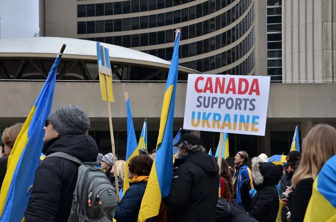 Странно слышать от людей в других странах, что они устали от войны. Странно слышать от людей в других странах, что они устали от войны.