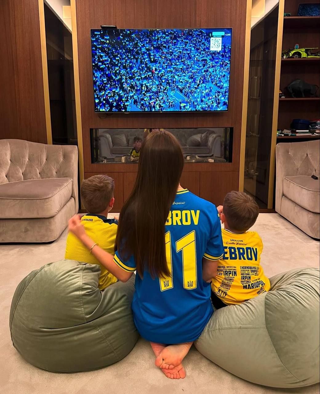 Анна с Сашей и Никитой болеют за Украину Анна с Сашей и Никитой болеют за Украину