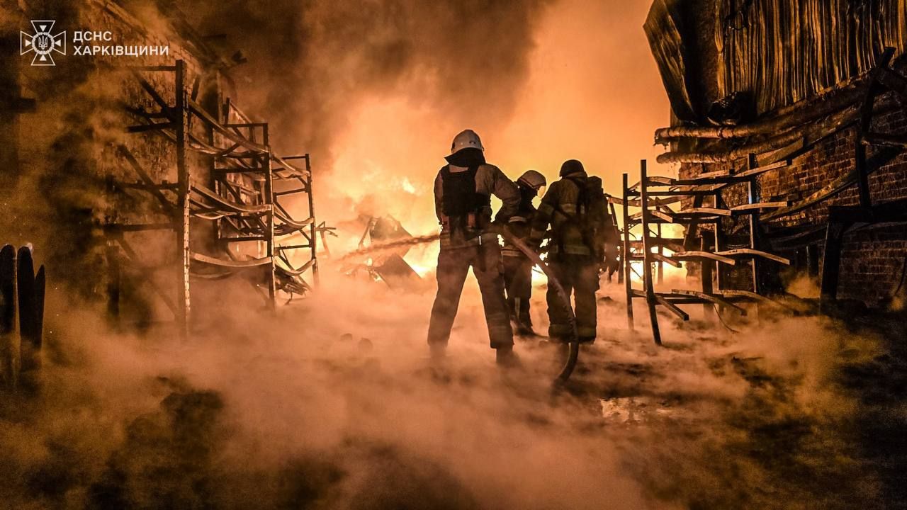 Горять складські приміщення у Харкові 4 травня через атаку дронів. Фото: ДСНС Горять складські приміщення у Харкові 4 травня через атаку дронів. Фото: ДСНС