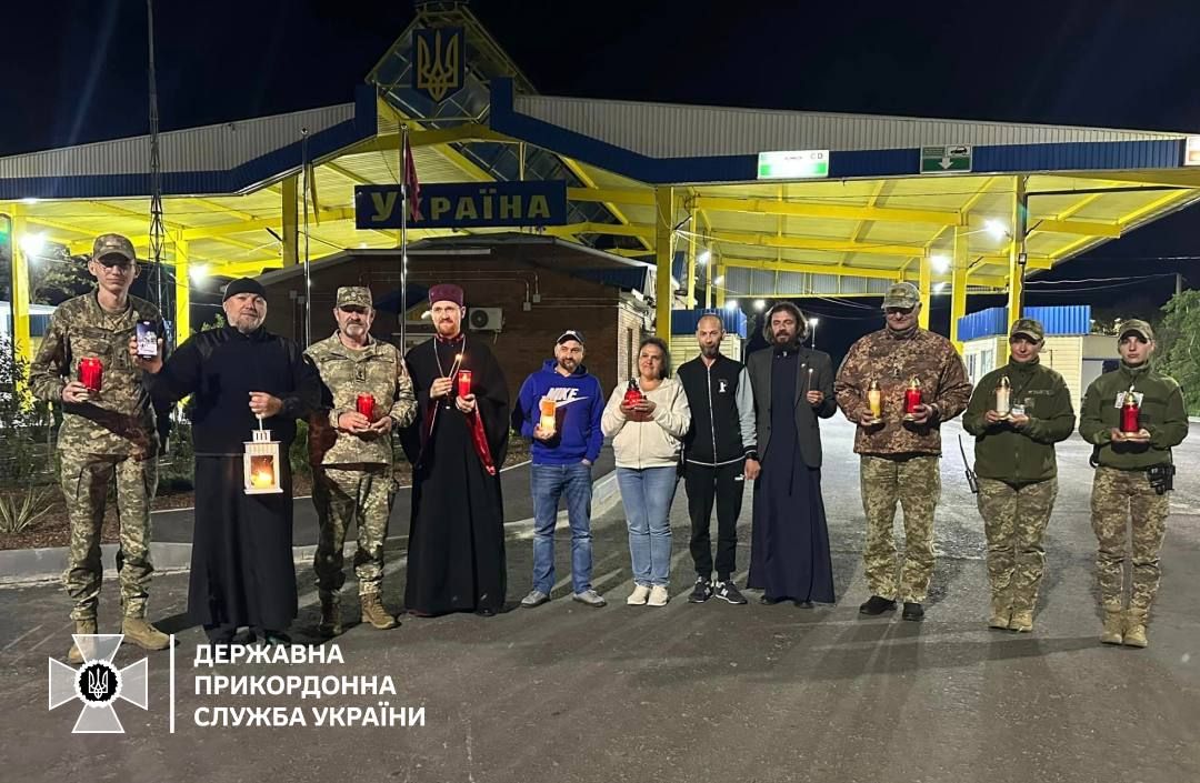 До України прибув Благодатний вогонь з Єрусалима - фото 2