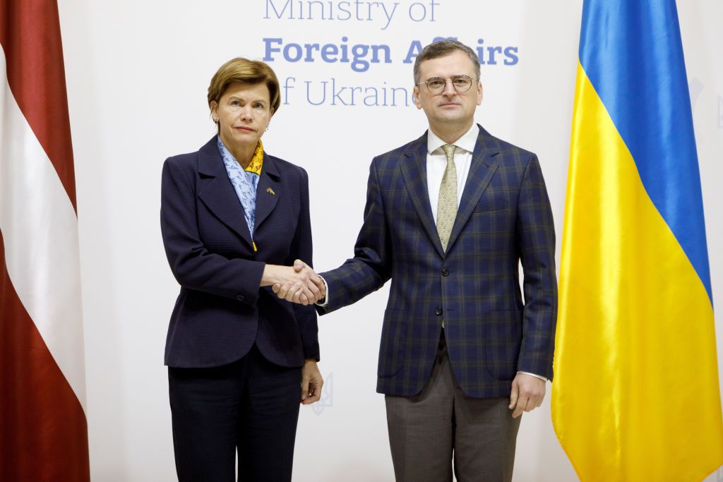 Байба Браже каже, що дехто з союзників дозволяє Києву бити своєю зброєю по РФ. Фото: Getty Images