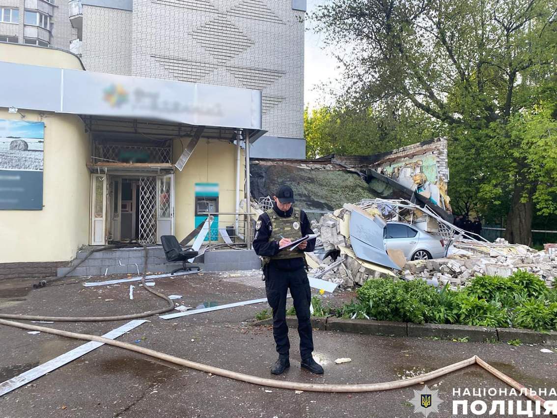 У центрі Чернігова стався вибух у банку: в поліції повідомили перші подробиці 1