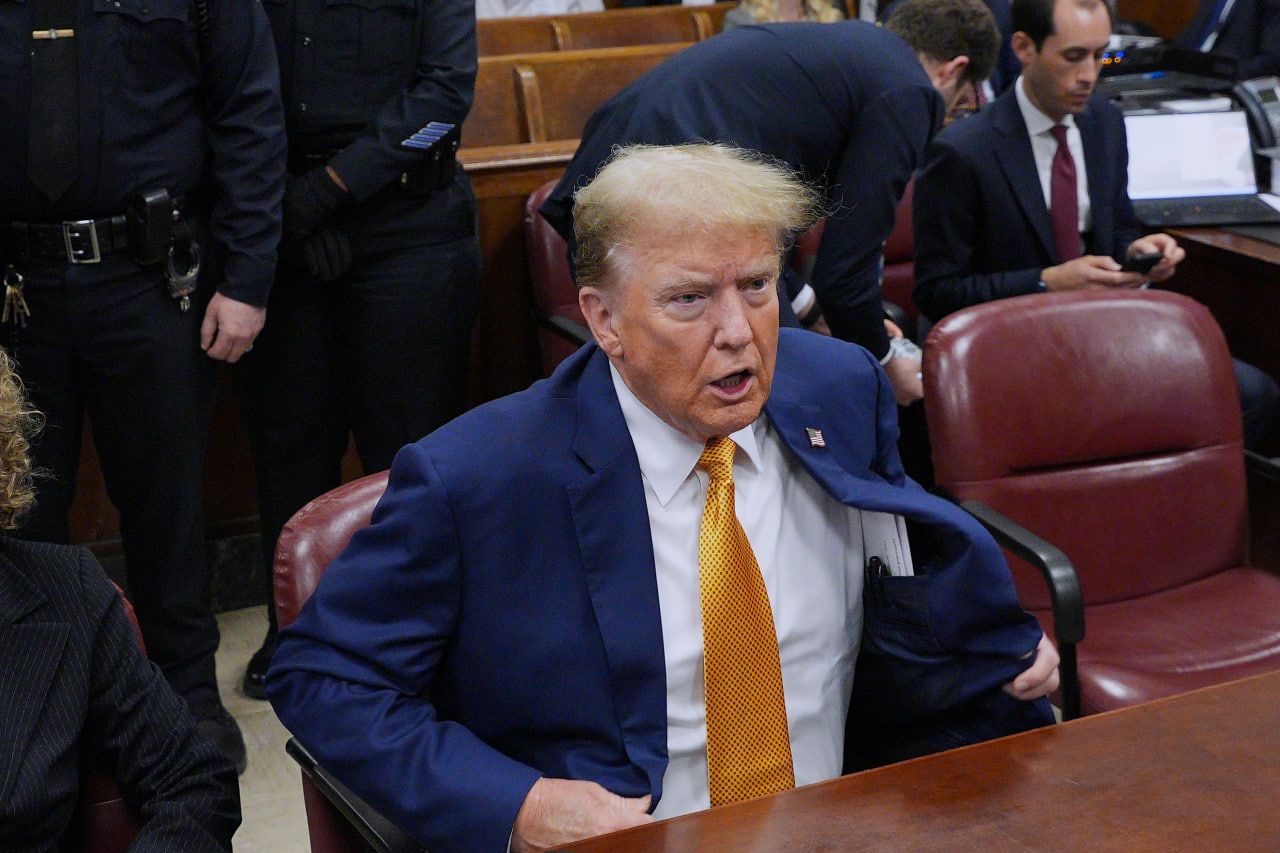 Трамп, который находился в нескольких метрах от Дэниелса, периодически смотрел то на нее, то перед собой. Сама Дэниелс на Трампа не смотрела Трамп, который находился в нескольких метрах от Дэниелса, периодически смотрел то на нее, то перед собой. Сама Дэниелс на Трампа не смотрела