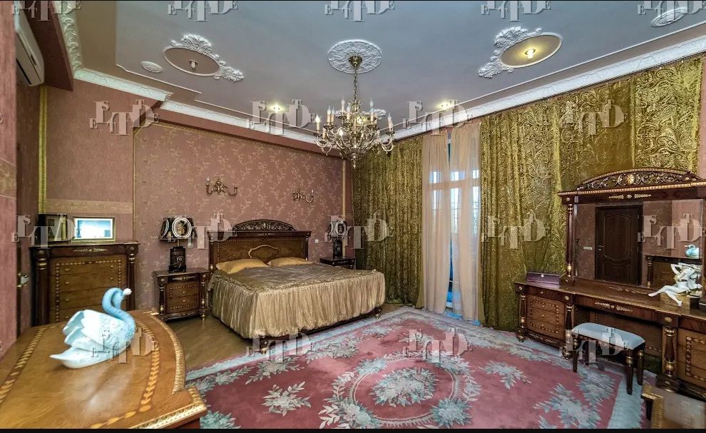 У будинку всюди важкі масивні люстри У будинку всюди важкі масивні люстри
