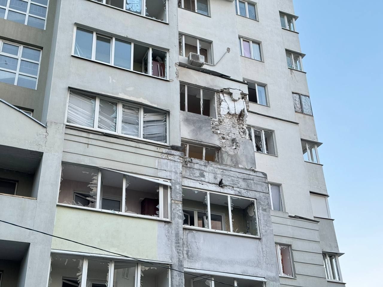 Белгород под обстрелом: попадание в многоэтажку и стоянку автомобилей (видео) 1