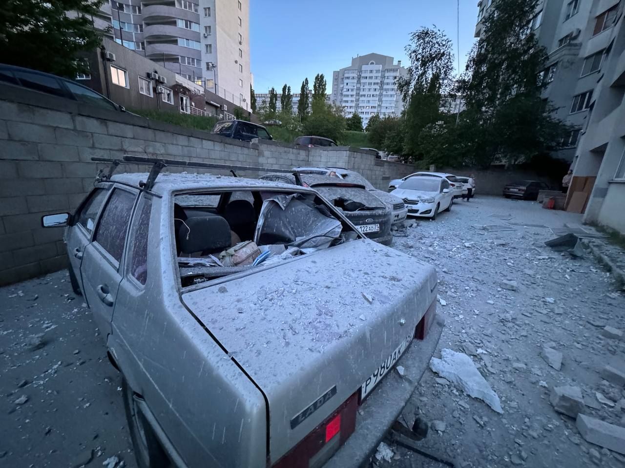 Белгород под обстрелом: попадание в многоэтажку и стоянку автомобилей (видео) 2