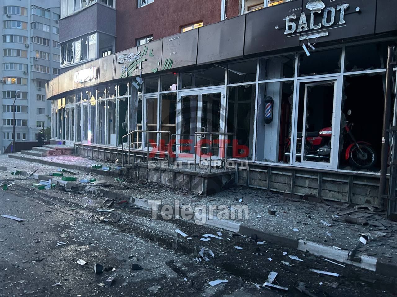 Белгород под обстрелом: попадание в многоэтажку и стоянку автомобилей (видео) 3