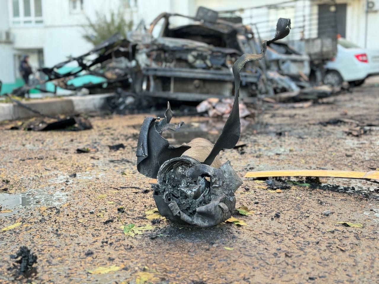 Белгород под обстрелом: попадание в многоэтажку и стоянку автомобилей (видео) 4