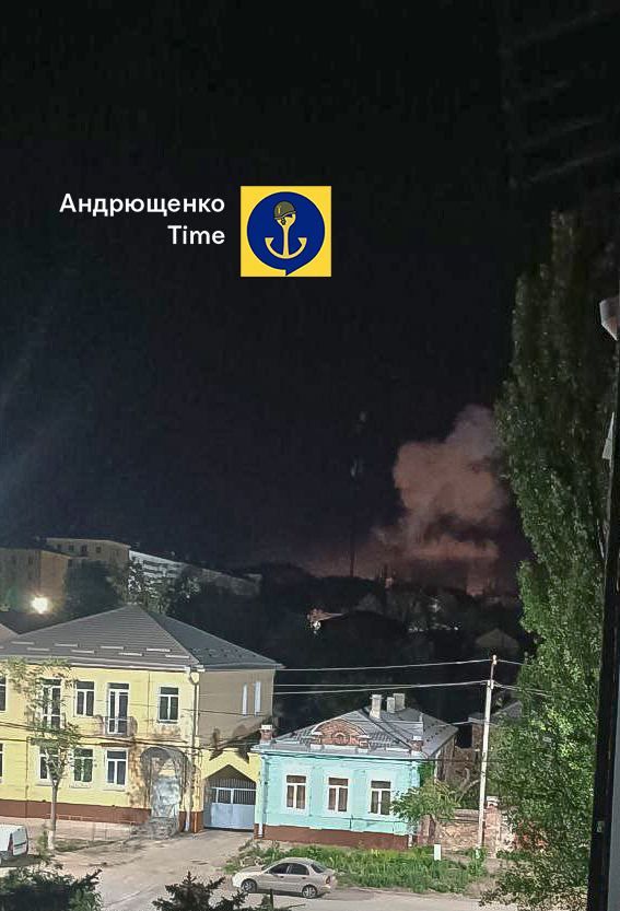 В окупованому Маріуполі прогриміли потужні вибухи: над містом підіймається стовп диму 1
