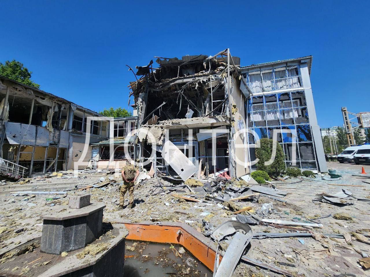 В окупованому Донецьку пролунали вибухи: під удар потрапив ресторан, де святкували 10-річчя "ДНР" 1