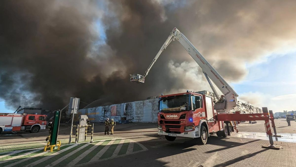 В столице Польши горит торговый центр: дым и огонь виден на километры 1