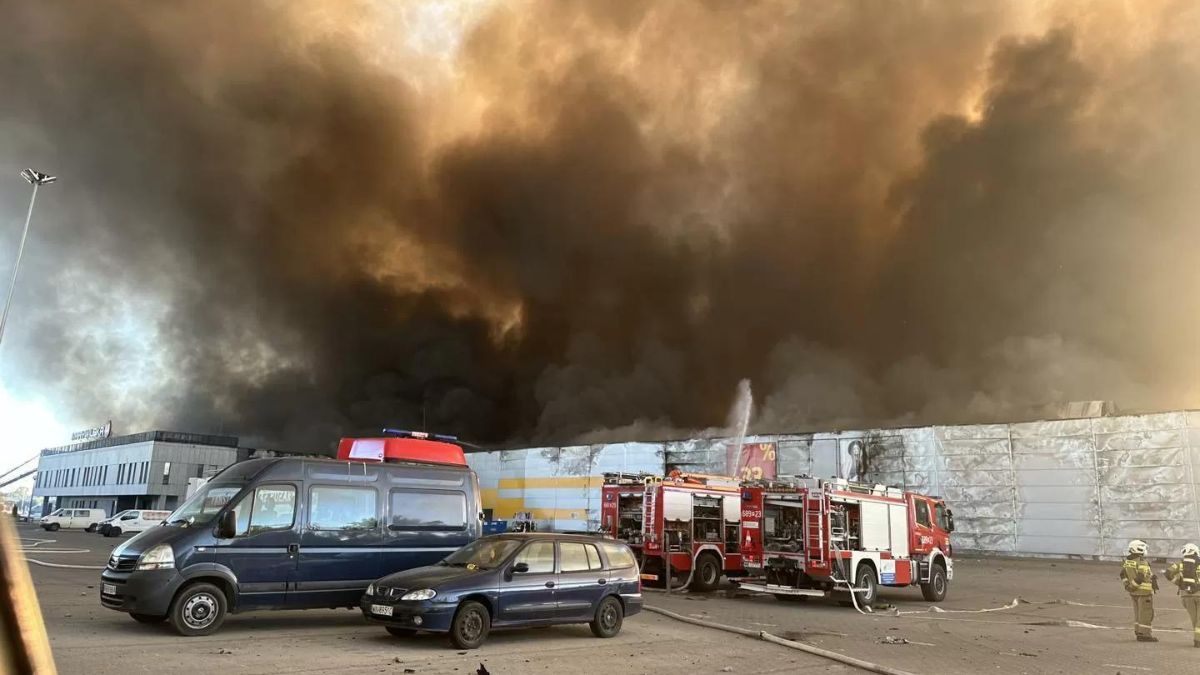 В столице Польши горит торговый центр: дым и огонь виден на километра 2