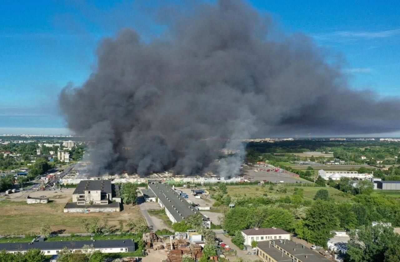 В столице Польши горит торговый центр: дым и огонь виден на километра 3