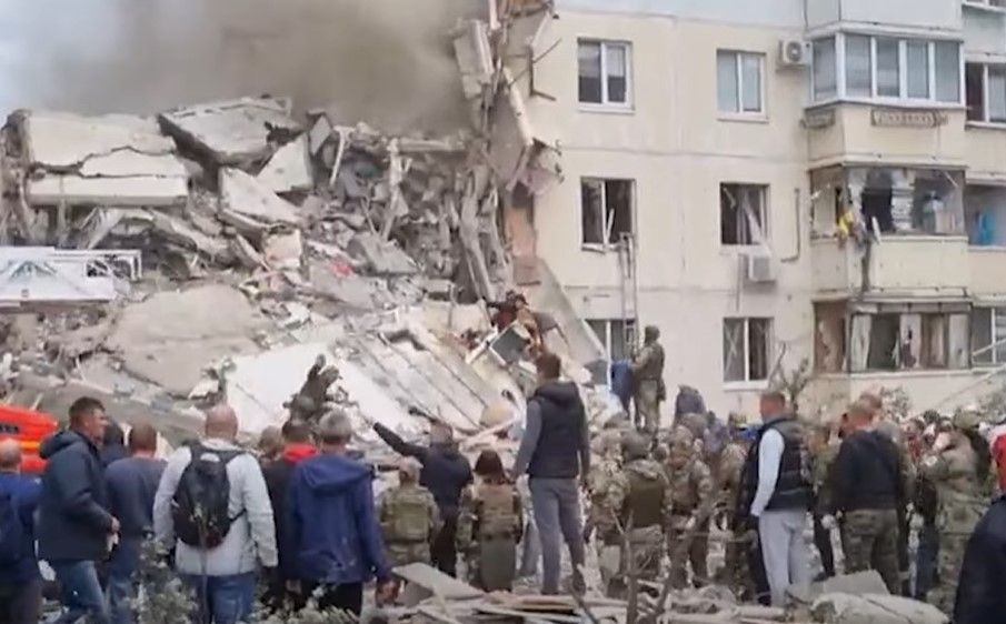 Когда спасатели разбирали обломки десятиэтажки в Белграде, крыша обрушилась. Фото из открытых источников Когда спасатели разбирали обломки десятиэтажки в Белграде, крыша обрушилась. Фото из открытых источников
