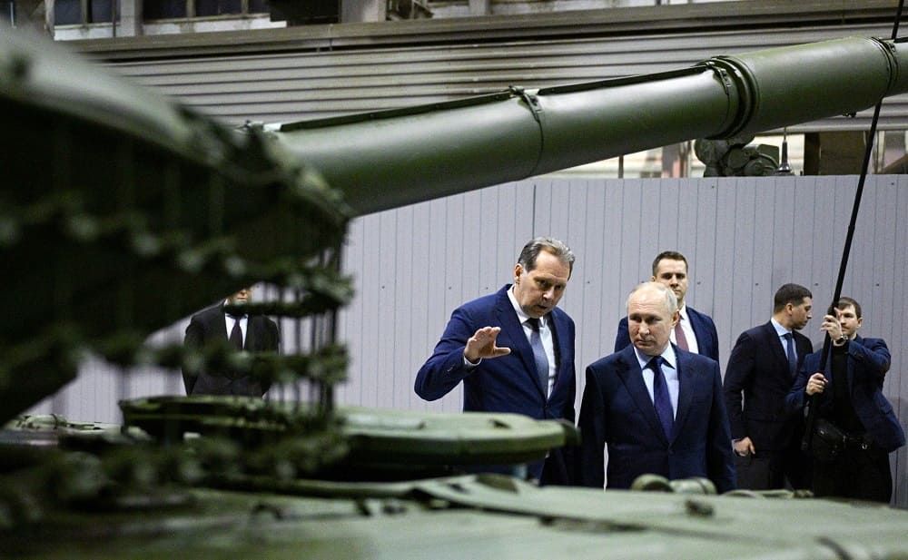 Путін оглядає військовий завод. Фото з сайту Кремля Путін оглядає військовий завод. Фото з сайту Кремля