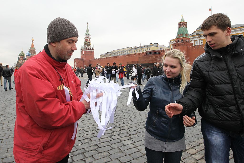 Антипутінські активісти з символом опору, білою стрічкою, на Красній площіі, 2012 рік. Фото: Getty Imagess Антипутінські активісти з символом опору, білою стрічкою, на Красній площіі, 2012 рік. Фото: Getty Imagess