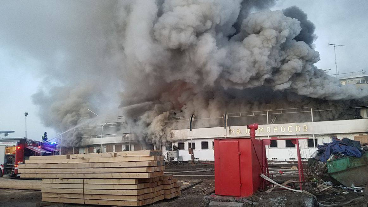 Теплоход "М.В. Ломоносов"