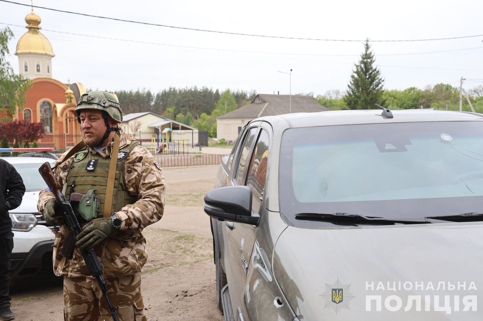 Полицейский автомобиль попал под вражеский обстрел во время эвакуации гражданских из Волчанска – видео 1