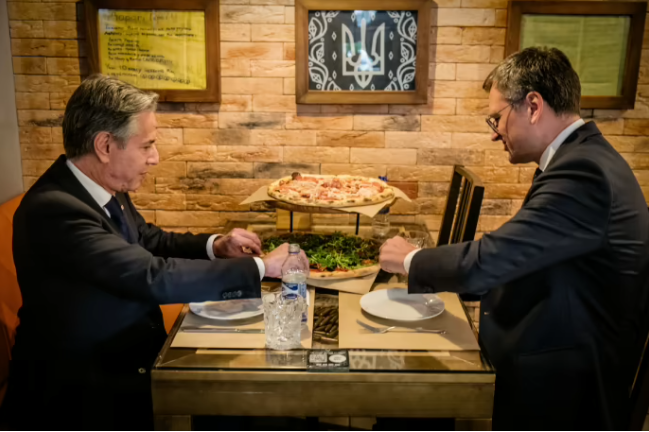 Блинкен із Кулебою пообідали у піцерії ветеранів АТО "Veterano Pizza"  в центрі Києва 1