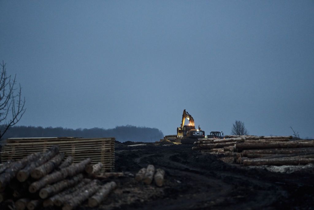 Будівництво фортифікацій у Сумській області у березні 2024. Фото: gettyimages.com Будівництво фортифікацій у Сумській області у березні 2024. Фото: gettyimages.com
