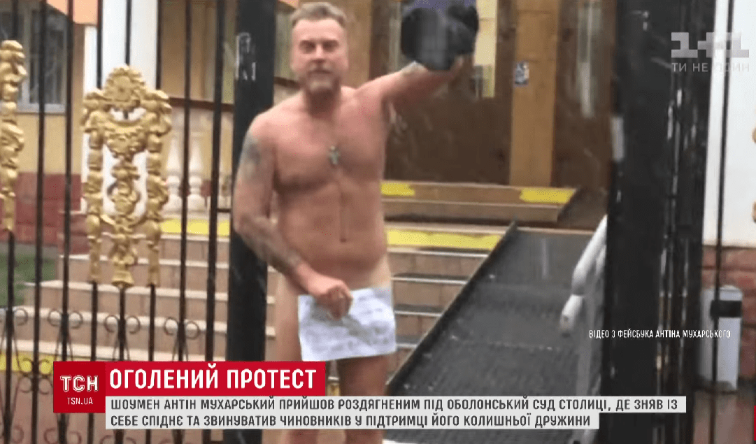 Антін Мухарський під будівлею суду. Скриншот: YouTube ТСН Антін Мухарський під будівлею суду. Скриншот: YouTube ТСН