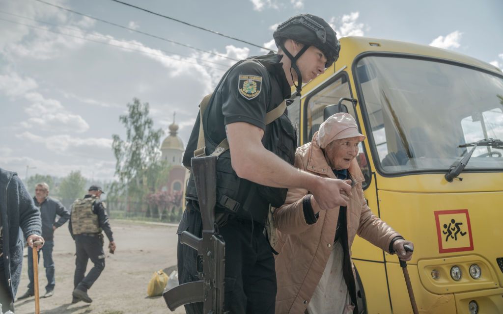 На Харківщині евакуюють жителів, аби вони не стало заручниками росіян. Фото: Getty Images На Харківщині евакуюють жителів, аби вони не стало заручниками росіян. Фото: Getty Images