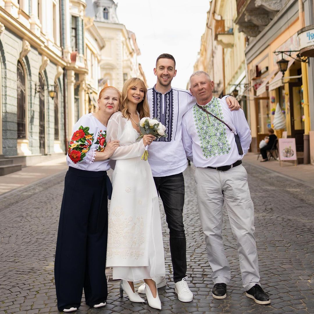 Ирина Сопонару с мужем Рисом и своими родителями. Фото: Instagram актрисы Ирина Сопонару с мужем Рисом и своими родителями. Фото: Instagram актрисы