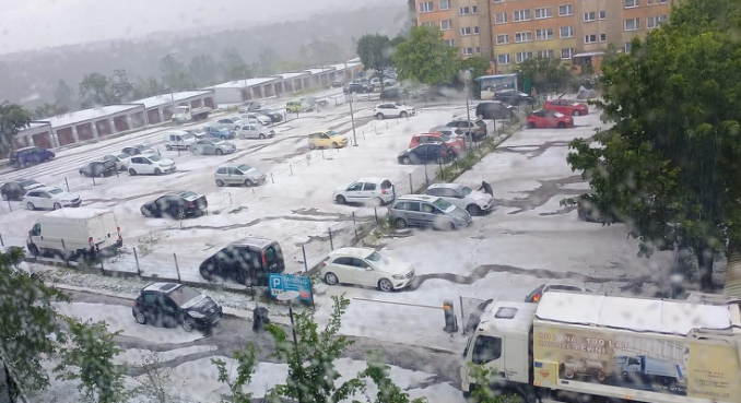 Польшу охватила апокалиптическая буря: улицы через секунды превратились в реки из града и воды 2