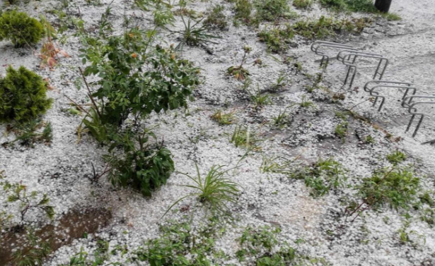 Польщу охопила апокаліптична буря: вулиці за секунди перетворились на річки з граду та води 4