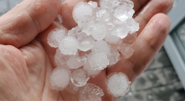 Польшу охватила апокалиптическая буря: улицы через секунды превратились в реки из града и воды 5