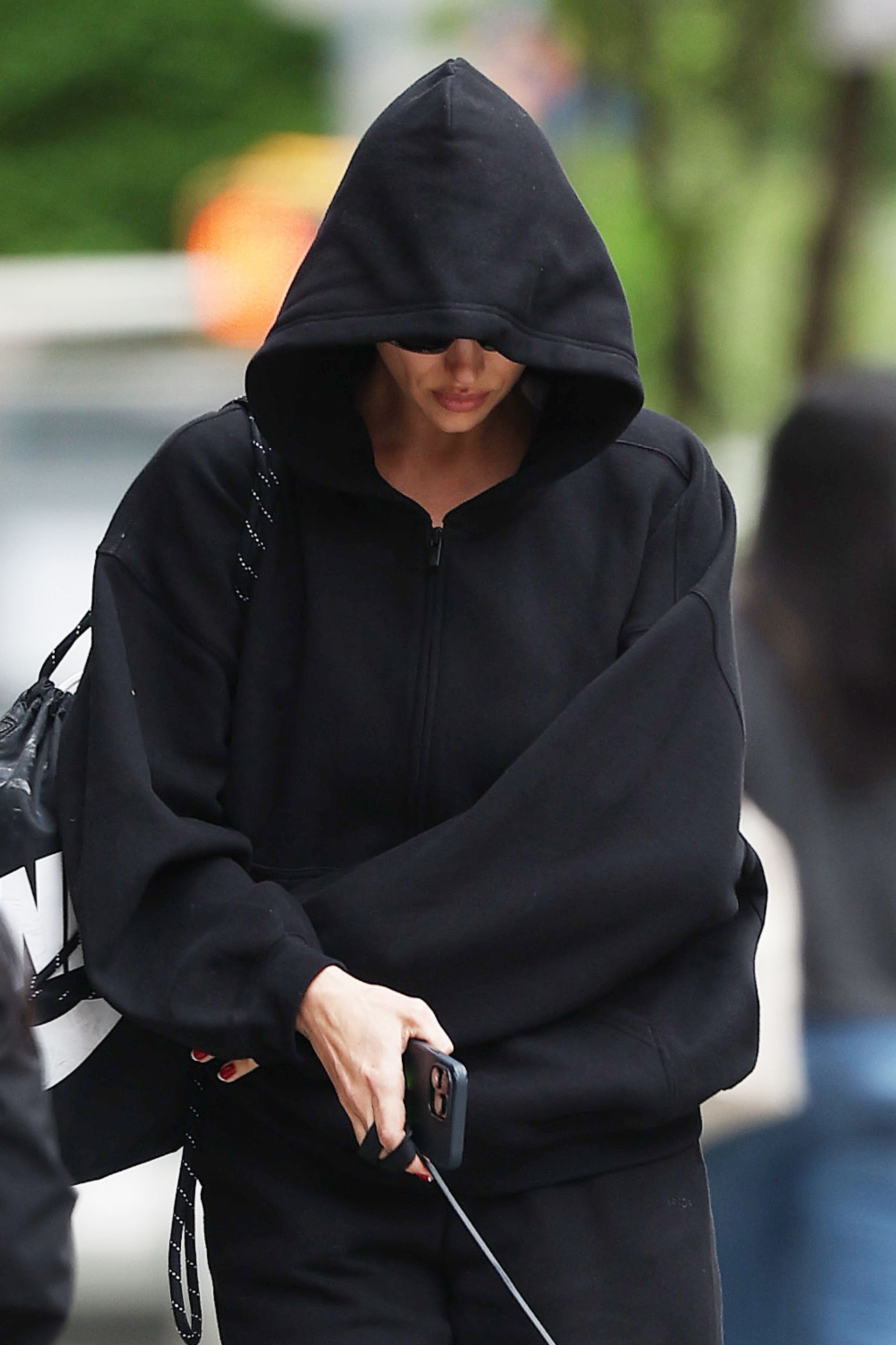 Ірина Шейк ховає обличчя від вуличних фотографів. Фото: Getty Images Ірина Шейк ховає обличчя від вуличних фотографів. Фото: Getty Images