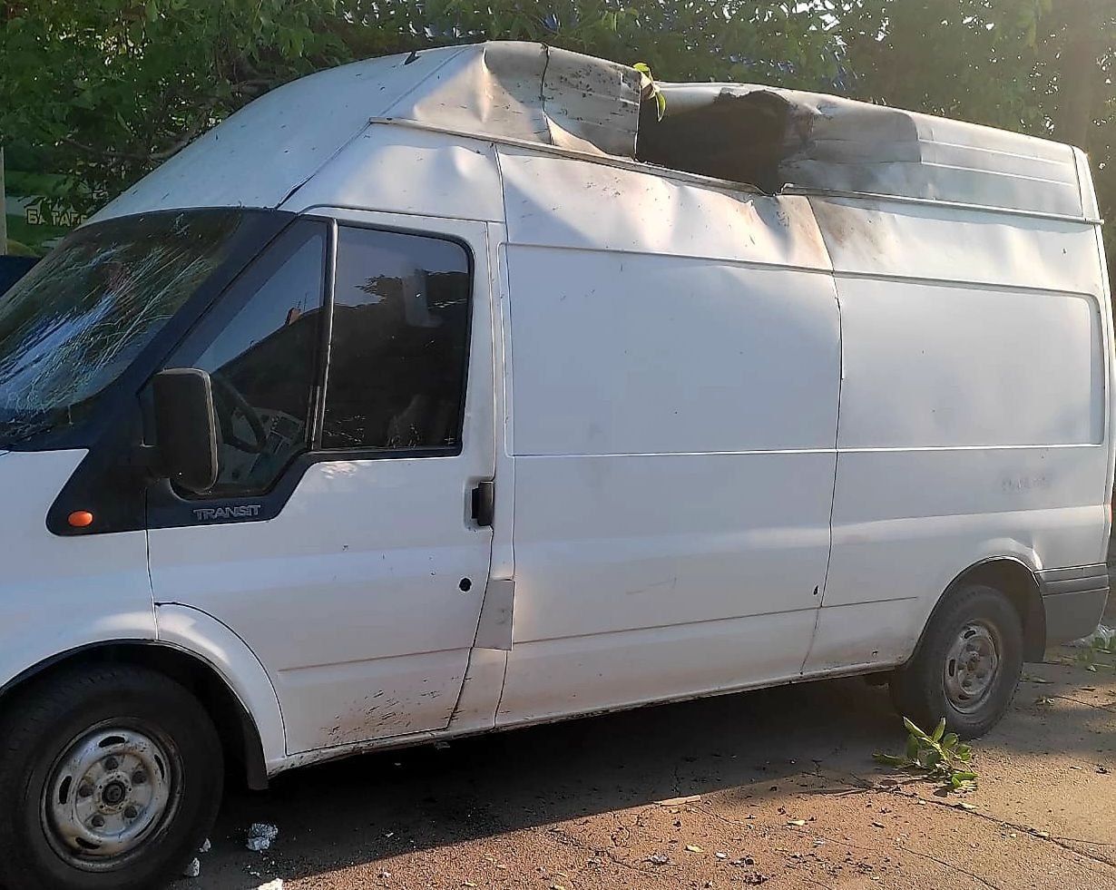Пошкоджений мікроавтобус внаслідок обстрілу Пошкоджений мікроавтобус внаслідок обстрілу