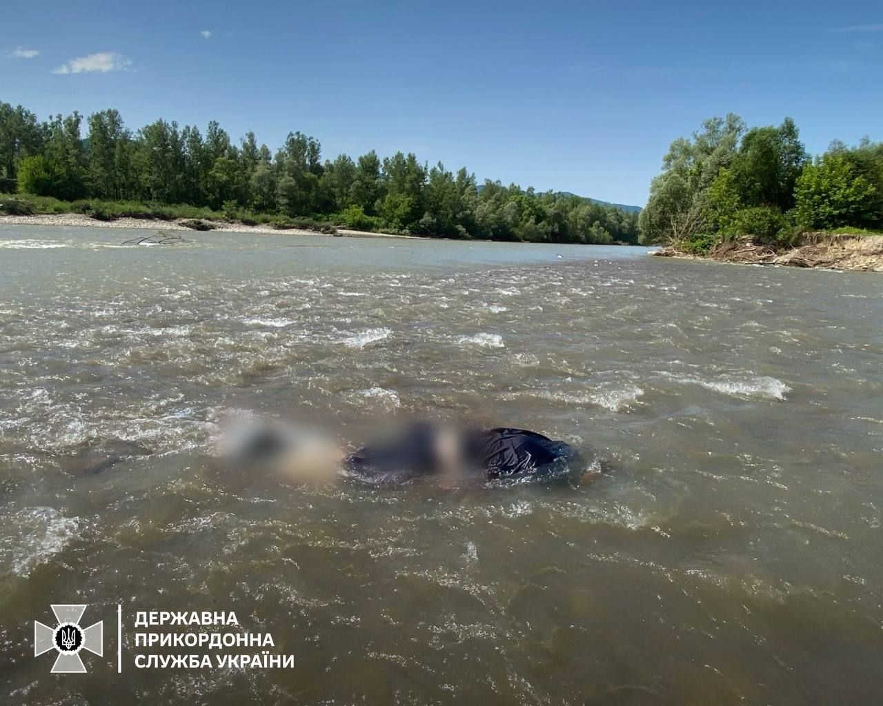 В Тисе снова обнаружили тело утопленника: стремительное течение несло его вдоль берега 1