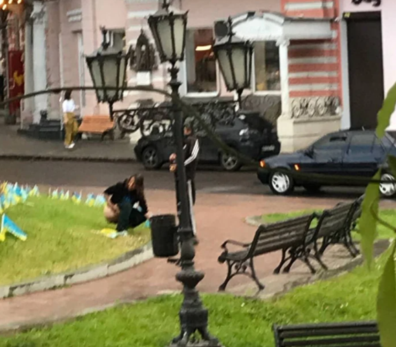 В Одесі жінка сходила в туалет на меморіалі захисникам та підтерлася прапорами України 1