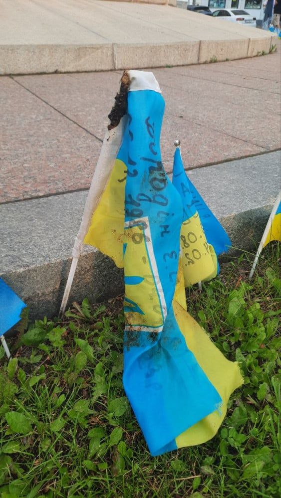 В Одесі жінка сходила в туалет на меморіалі захисникам та підтерлася прапорами України 2