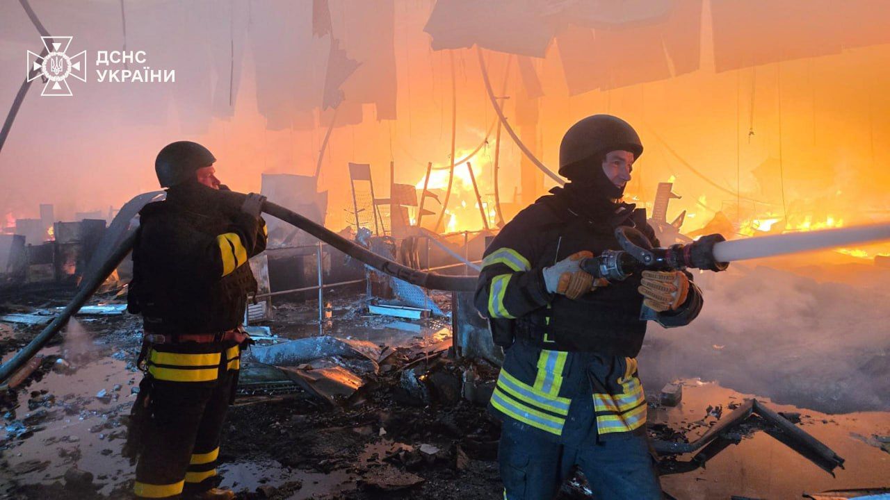 Пожежники на місці ворожого удару РФ Пожежники на місці ворожого удару РФ