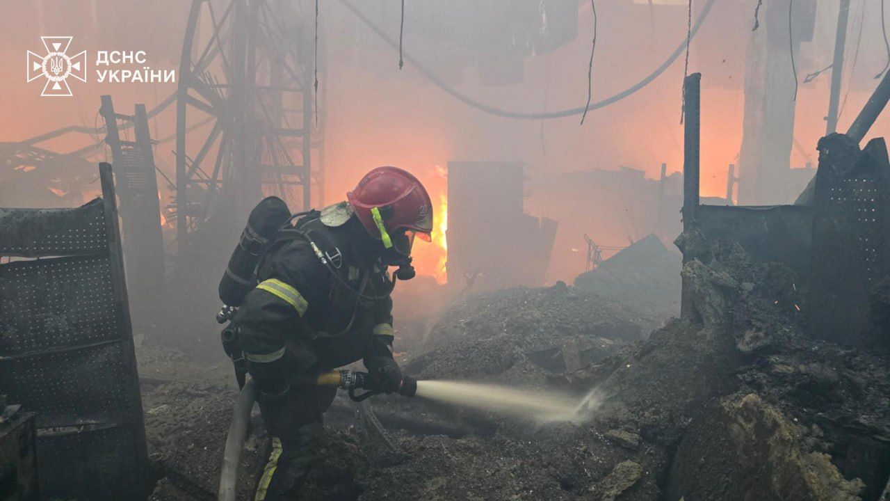 Гасіння пожежі в харківському "Епіцентрі" Гасіння пожежі в харківському "Епіцентрі"
